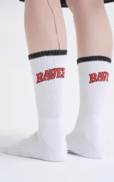 Medias 3/4 de algodón color blanco, con borde superior negro y el logo 'RAVERS' bordado en color rojo.