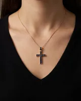 Collar de bronce con baño de oro y dije en forma de cruz decorado con piedras naturales de color azul zafiro.