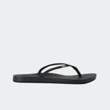 Ojotas negras de mujer, modelo Cushion Slim, con tiras finas de cuero vegano y un pequeño detalle dorado en el centro. Presentan una plantilla con soporte de arco anatómico y una suela de caucho de alta densidad.