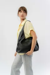 Camisa amplia de manga corta color amarillo, con cuello clásico y botones al frente.