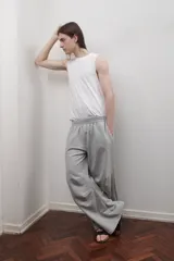 Pantalón de jogging gris de corte oversize, con pretina elástica, bolsillos laterales y pinzas horizontales a la altura de las rodillas.