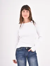 Remera de manga larga en tejido de punto acanalado, color blanco, con cuello redondo y ajuste entallado.