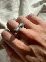 Anillo de plata 925 con diseño ondulado.