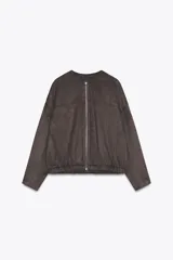 Bomber color marrón oscuro con efecto ante, cuello redondo, manga larga y cierre frontal con cremallera. Cuenta con bolsillos delanteros y bajo elástico.