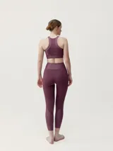 Top deportivo negro de sujeción media alta, confeccionado en tejido Shape_Tech con acabado satinado. Diseño con espalda deportiva.