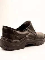 Zapato de trabajo negro de cuero con cordones.