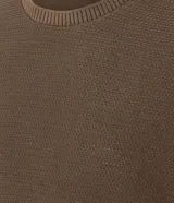Remera de manga corta con cuello redondo, confeccionada en tejido texturizado de mezcla de algodón y poliéster en color blanco.