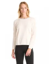 Buzo blanco de tejido liviano soft, marca Pinch. Cuello a la base realzado con una banda de micro-strass plateado. Mangas largas de corte recto con terminación de puño fino.