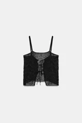 Top color beige con escote cuadrado y tirantes finos. Diseño con tachuelas combinadas a tono y cierre en la espalda con lazadas.