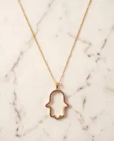 Collar de acero con baño de oro, compuesto por una cadena fina y un dije en forma de mano de Hamsa con relieve y engaste de circonias multicolor.