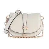 Cartera tipo bandolera Guess modelo Carrie, color beige, con solapa frontal y cierre magnético. Presenta el logo metálico de la marca en la parte central y detalles en cadena dorada. Incluye correa ajustable y extraíble.