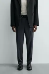 Pantalón regular fit color negro de tejido con viscosa, con cintura elástica ajustable con cordón, bolsillos frontales y traseros.