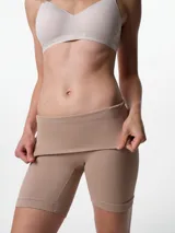Short modelante de tiro alto con diseño seamless y textura acanalada. Confeccionado en microfibra, ofrece compresión localizada en la zona de la cintura para un efecto estilizante y una sujeción firme pero cómoda.
