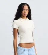 Blusa femenina de algodón certificado, color crema, con cuello polo, cierre de botones y mangas cortas con acabado ondulado.