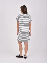 Vestido corto de manga corta, color blanco con rayas horizontales negras, cuello redondo y corte holgado.