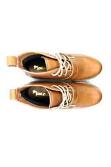 Borcego de cuero color beige con cordones, suela track de goma y detalle de hebilla metálica en el empeine.