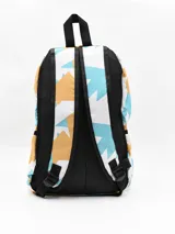 Mochila con estampado geométrico en tonos blanco, celeste y amarillo, con un compartimento principal amplio y un bolsillo frontal con cierre.