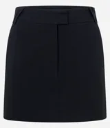 Short pollera de tiro alto confeccionado en bengalina, con cintura estructurada y cierre frontal con cremallera y corchete. Presenta un diseño ajustado y minimalista.