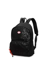 Mochila negra con estampado brillante de letras y un parche de labios rojos con el logo de Las Oreiro. Cuenta con un compartimento principal, un bolsillo frontal con cierre y tiradores de cierre rojos.