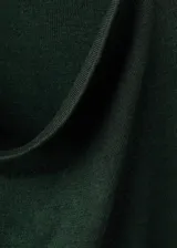 Jersey de punto fino color verde oscuro, de manga corta y diseño recto, con elegante cuello drapeado.