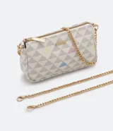 Cartera pequeña tipo bandolera con correa de cadena dorada, cierre superior con cremallera y diseño estampado de triángulos geométricos en tonos neutros con detalles en colores pastel.