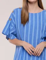 Blusa de corte cuadrado y silueta amplia, color azul con diseño de rayas verticales en tonos más claros. Cuenta con cuello redondo y mangas cortas acampanadas, decoradas con una hilera de botones de madera sobre los hombros.