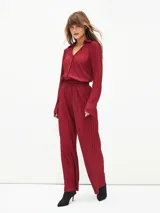 Pantalón de vestir color borgoña, de corte palazzo y tela plisada.