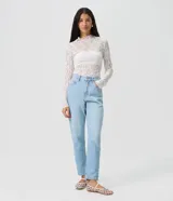 Pantalón mom jeans de tiro alto y corte holgado en color azul, con cierre frontal de cremallera y botón, trabillas para cinturón y bolsillos delanteros y traseros.