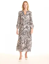 Vestido maxi de gasa estampada en blanco y negro, marca Julia Jordan. Escote en V, hombros con fruncidos, mangas largas amplias con puños elastizados. Cintura con faja ancha de punto smock y falda escalonada con vuelo. Cierre invisible y botones metálicos en la espalda. Forro interno a tono.