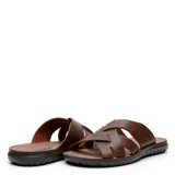 Sandalias de cuero marrón para hombre, con diseño de tiras cruzadas y suela plana con textura.