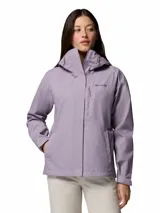 Campera impermeable Columbia modelo Hikebound II, color violeta. Cuenta con capucha ajustable, cierre frontal con solapa, bolsillos con cremallera en el pecho y laterales, y puños ajustables. Diseñada con tecnología Omni-Tech para mayor protección contra la lluvia.