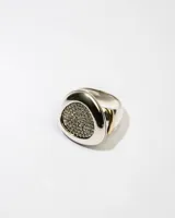 Anillo plateado con dublé de oro y centro con zirconias blancas.