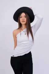 Top blanco de un solo hombro, con manga larga y corte ajustado.