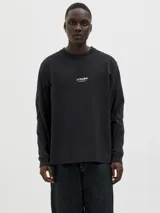 Remera de manga larga y cuello redondo con calce relajado. Presenta un diseño minimalista con un pequeño logo estampado en el centro del pecho.
