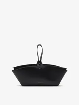 Mini bolso negro de piel bovina con asa de mano.