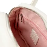 Cartera mini de cuero sintético color blanco, con asas fijas y correa regulable extraíble. Cuenta con cierre superior y placa con el logo de la marca en el frente.