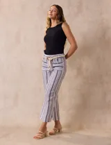 Pantalón de lino a rayas verticales en tonos azul, beige y blanco, con corte wide leg, pretina con pasadores, cierre y botón. Incluye cinturón de soga con hebilla redonda.