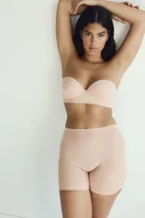Culotte de tiro alto color nude con leve efecto moldeador en cintura, muslos y glúteos. Diseño sin costuras y refuerzo interior.