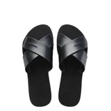 Sandalias tipo chinela Havaianas con diseño de tiras cruzadas en el empeine y acabado metalizado. Presentan una base texturizada con el logo de la marca grabado en las tiras y en la plantilla.