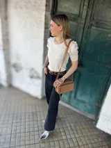 Bandolera color camel de cuero con forro de tela, bolsillo interior y exterior.