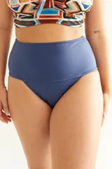 Bombacha de bikini de tiro alto color azul, con faja reductora en la zona abdominal.