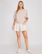 Blusa Allie Rose de punto liviano color beige, con trama texturada en relieve de efecto gofrado, silueta relajada, escote redondo amplio, mangas cortas holgadas de corte mariposa y ruedo con pretina ancha.