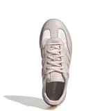 Championes urbanos Adidas modelo Bareeda Decode, color rosa pálido, con diseño de capas en cuero y gamuza, y suela de goma translúcida a tono.