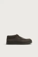 Zapato de cordones de estilo casual, confeccionado en piel con acabado en serraje de color marrón. Presenta detalle de bordón en el empeine, horma redonda y suela de goma a contraste.