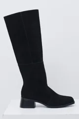Bota de caña alta color marrón, confeccionada en cuero con textura, con taco cuadrado de altura media y punta redondeada.