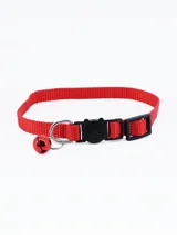 Collar rojo para gato con hebilla negra con forma de oso y cascabel.