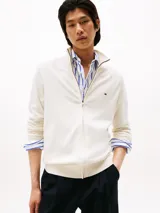 Sweater Tommy Hilfiger de cuello perkins y cierre frontal de cremallera, confeccionado en puro algodón de punto. Presenta diseño de corte regular con puños y bajo de punto canalé, y cuenta con el logo de la marca bordado en el pecho.