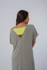 Vestido largo tipo remerón color gris melange, con mangas cortas y escote en V en la espalda.