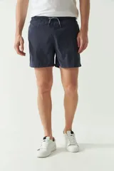 Short de baño liso de corte clásico, con cintura elástica ajustable mediante cordón. Cuenta con dos bolsillos laterales y uno trasero, confeccionado en tejido ligero de secado rápido con logo bordado.