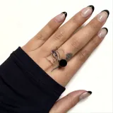 Anillo transparente con diseño de ojo y círculo negro.